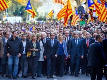 Artur Mas, acompañado por miles de personas a su llegada al TSJC