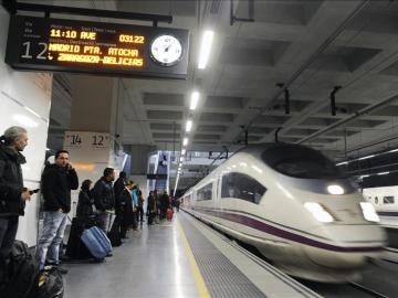 Vista de un tren AVE en la estación de Girona