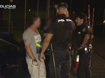 La calma de un hombre al ser pillado haciéndose pasar por policía: "Yo estoy tranquilo, ¿no ves que no tiemblo ni nada?" La calma de un hombre al ser pillado haciéndose pasar por policía: "Yo estoy tranquilo, ¿no ves que no tiemblo ni nada?"
