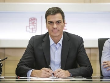 Pedro Sánchez reta a las voces críticas del partido y propone primarias para el 23-O: "El PSOE debe tener una sola voz" Pedro Sánchez reta a las voces críticas del partido y propone primarias para el 23-O: "El PSOE debe tener una sola voz"