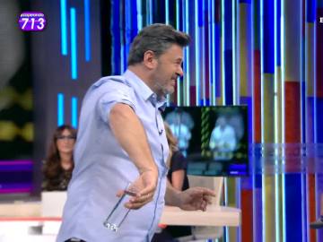 ¿Es capaz Miki Nadal de dar la vuelta a un vaso lleno sin derramar lo de dentro? ¿Es capaz Miki Nadal de dar la vuelta a un vaso lleno sin derramar lo de dentro?