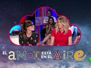El azar de la Kiss Cam juega a favor de Ana Morgade, ¿se fundirá en un apasionado beso con Anna Simon? El azar de la Kiss Cam juega a favor de Ana Morgade, ¿se fundirá en un apasionado beso con Anna Simon?