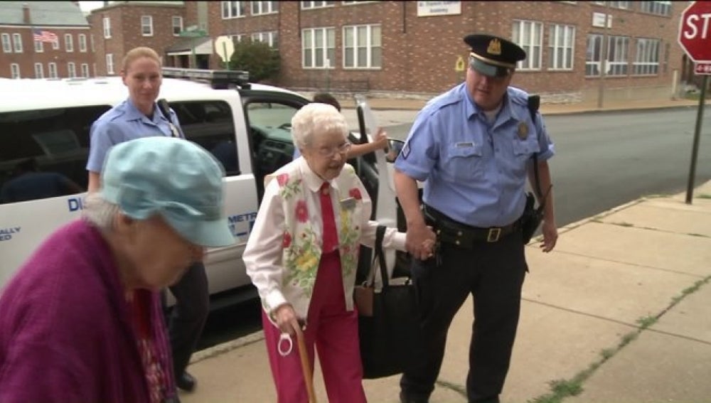 La anciana acompañada por la policía