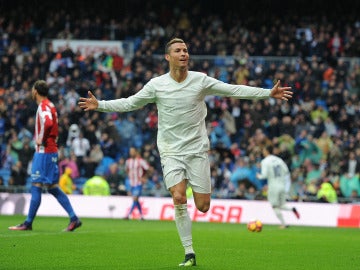 Cristiano Ronaldo celebra uno de sus goles al Sporting de Gijón
