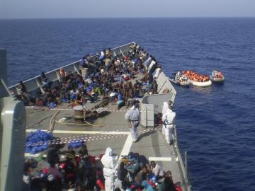 Un grupo de inmigrantes salvado por la fragata 'Navarra'