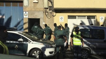 Un equipo de asalto de la Guardia Civil inicia una operación antiterrorista en Vecindario