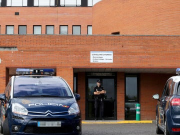 Varios coches de Policía frente a un hospital