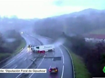 Frame 19.623949 de: accidentes camiones