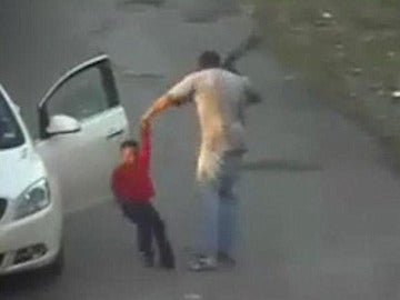 Brutal agresión de un hombre a un menor