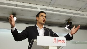 Sánchez anuncia que dimitirá si el Comité Federal decide abstenerse ante Rajoy: "No podría administrar una opción que no comparto" Sánchez anuncia que dimitirá si el Comité Federal decide abstenerse ante Rajoy: "No podría administrar una opción que no comparto"