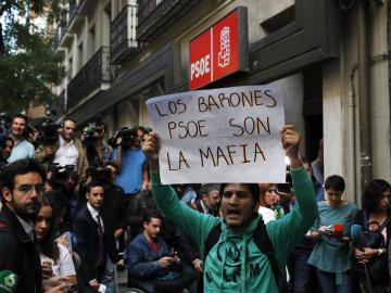 Militantes 'pro Sánchez' increpan a los críticos en Ferraz a gritos de "fascistas" y "golpistas" Militantes 'pro Sánchez' increpan a los críticos en Ferraz a gritos de "fascistas" y "golpistas"