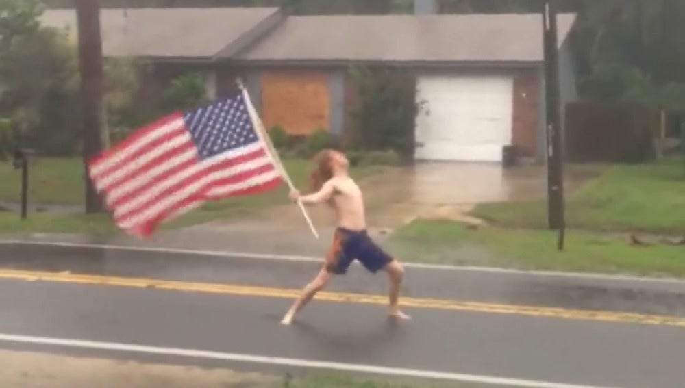 Frame 4.713509 de: La 'patriótica' y viral forma con la que un estadounidense le planta cara al huracán Matthew 