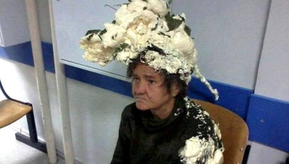 La mujer que confunció la espuma del pelo con la espuma de poliuterano, en la sala de espera