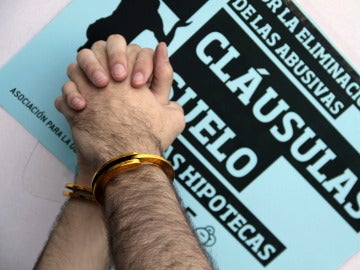 Dos manos atadas durante una protesta contra la cláusulas suelo de las hipotecas