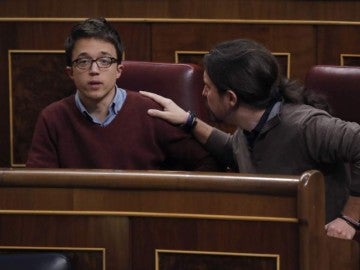 Errejón e Iglesias discutiendo en el Congreso