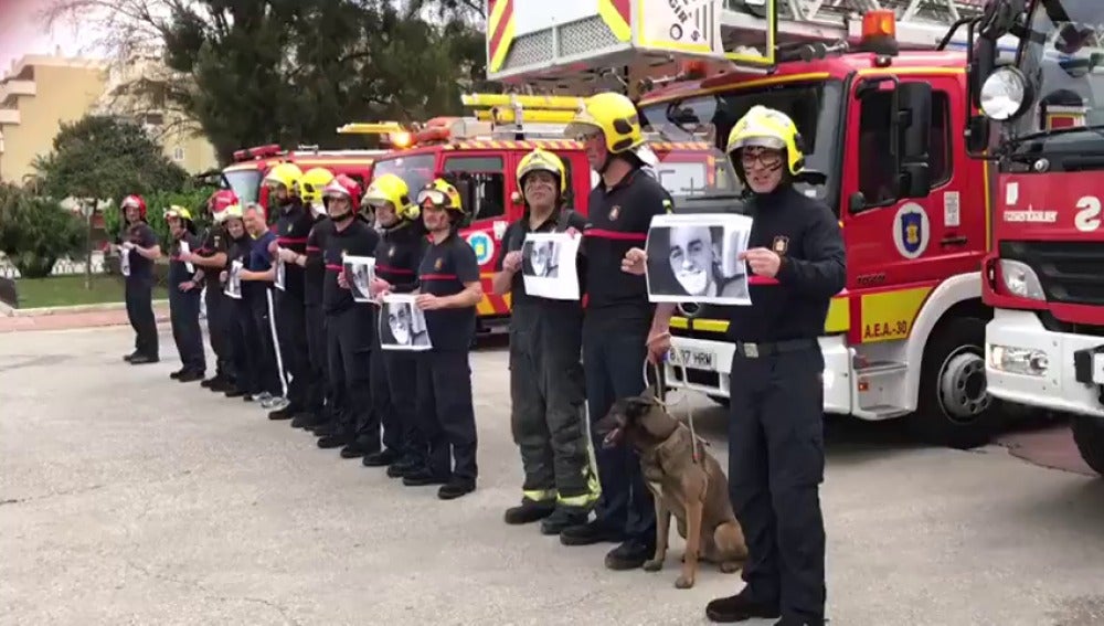 El emotivo homenaje de los bomberos de Málaga a Pablo Ráez
