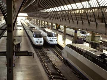 Unos trenes AVE permanecen estacionados Unos trenes AVE permanecen estacionados