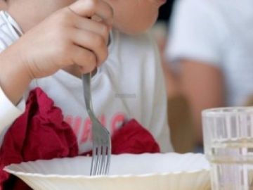 Un menor en un comedor social Un menor en un comedor social