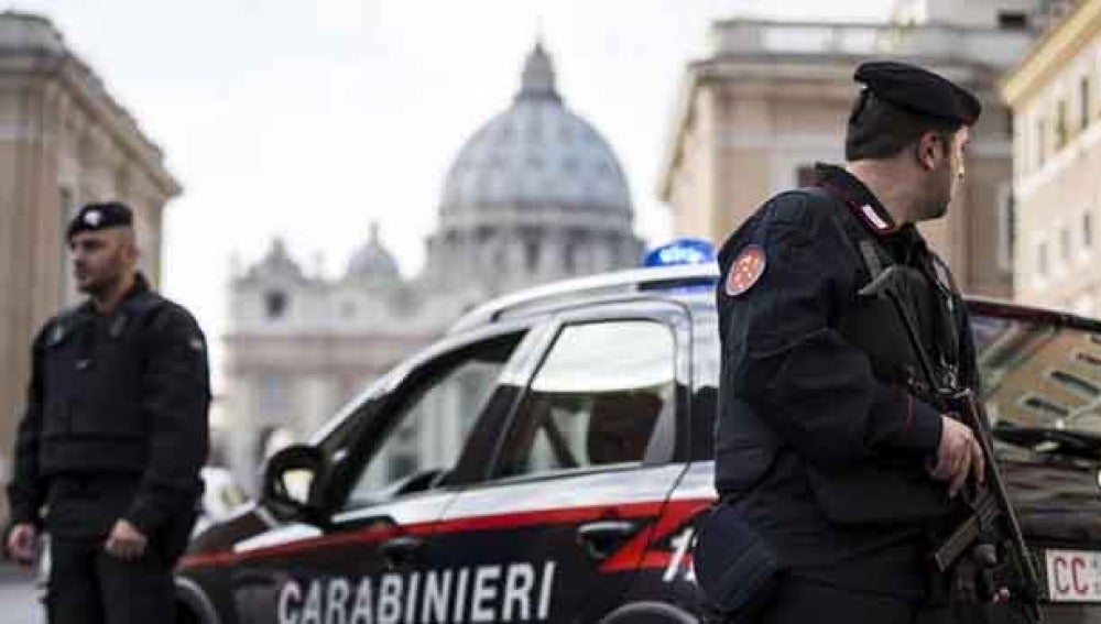 DESNUDEZ TRACCIÓN Orgia policía