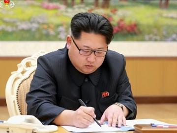 Kin Jong-Un, durante la firma de aprobación de la prueba con la bomba H Kin Jong-Un, durante la firma de aprobación de la prueba con la bomba H