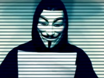 Imagen de un miembro de Anonymous leyendo el comunicado Imagen de un miembro de Anonymous leyendo el comunicado