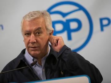 Javier Arenas: "Sánchez lo ha hecho tan bien que puede que el PSOE sea la tercera fuerza en las elecciones" Javier Arenas: "Sánchez lo ha hecho tan bien que puede que el PSOE sea la tercera fuerza en las elecciones"