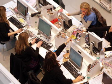 Mujeres trabajando Mujeres trabajando