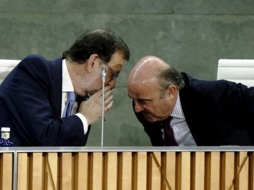 Rajoy conversa con el ministro de Economía en funciones, Luis de Guindos Rajoy conversa con el ministro de Economía en funciones, Luis de Guindos