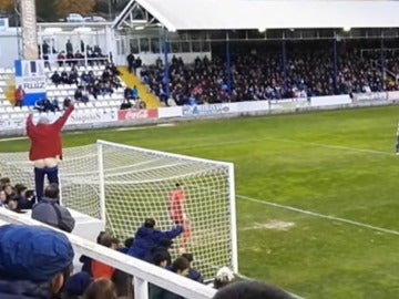 Un aficionado se marca 'un calvo' en mitad de un penalti y consigue que lo fallen Un aficionado se marca 'un calvo' en mitad de un penalti y consigue que lo fallen