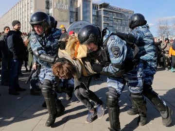 La policía detiene a los manifestantes en Rusia La policía detiene a los manifestantes en Rusia