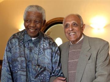 Ahmed Kathrada posa junto a Nelson Mandela Ahmed Kathrada posa junto a Nelson Mandela