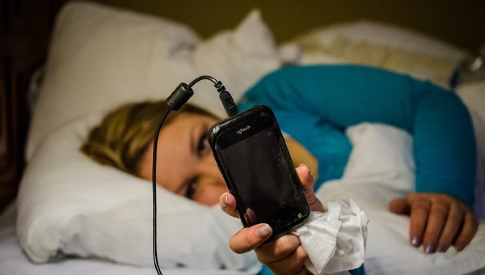 El uso del móvil es problemático cuando impide actividades como dormir