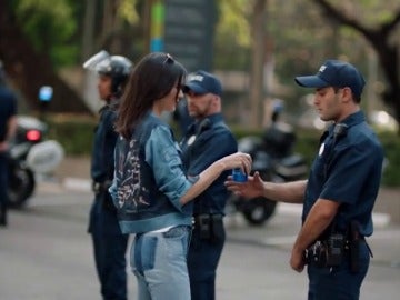 Frame 126.536209 de: Pepsi retira un anuncio protagonizado por Kendall Jenner "ofensivo" por frivolizar con las protestas raciales Frame 126.536209 de: Pepsi retira un anuncio protagonizado por Kendall Jenner "ofensivo" por frivolizar con las protestas raciales