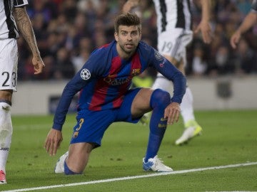Gerard Piqué espera el centro en el partido del Camp Nou