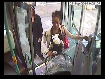 Frame 63.696934 de: Impactantes imágenes de una mujer que sube con su bebe muerto en un autobús ante la desconcertante mirada de los pasajeros