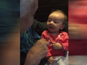 Abuela enseñando lengua de signos a su nieta