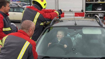 Un bebé se 'parte' de risa durante su rescate