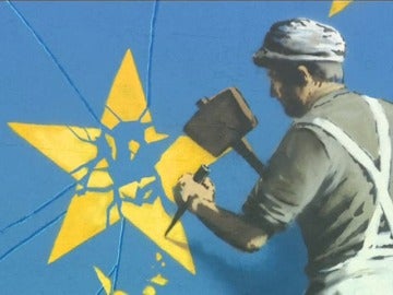 Frame 30.935366 de: Banksy pinta por primera vez un mural sobre el 'Brexit' en la ciudad inglesa de Dover Frame 30.935366 de: Banksy pinta por primera vez un mural sobre el 'Brexit' en la ciudad inglesa de Dover