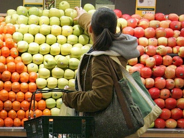 Una joven compra en el supermercado Una joven compra en el supermercado