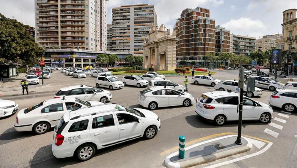 Taxistas de toda España protestan en Madrid contra la "competencia desleal" de Uber y Cabify