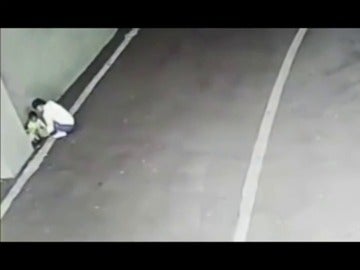 Una madre abandona a su hijo en China