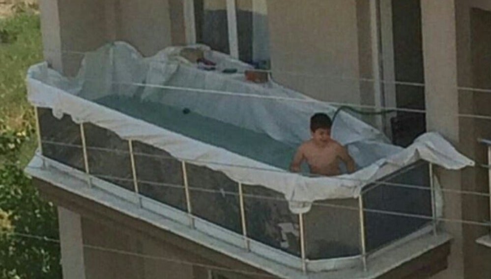 Piscina improvisada de un niño en el balcón de casa 