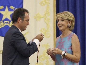 El presidente de Asociación Dignidad y Justicia da a Aguirre la medalla de la Asociación El presidente de Asociación Dignidad y Justicia da a Aguirre la medalla de la Asociación