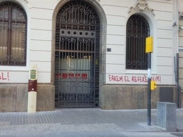 Atacan la sede del PSC en Lleida con pintadas Atacan la sede del PSC en Lleida con pintadas