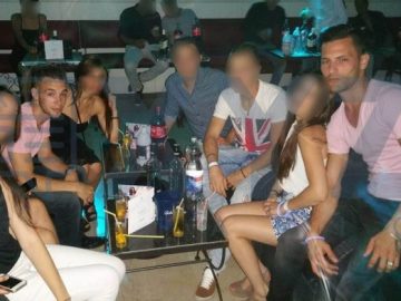 'El Cuco' y Samuel Benítez posan juntos a sus nuevos amigos en Francia 'El Cuco' y Samuel Benítez posan juntos a sus nuevos amigos en Francia
