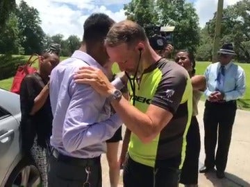 Un padre recorre 3.000 kilómetros para escuchar los latidos del corazón de su hija fallecida, donado a un joven a punto de morir Un padre recorre 3.000 kilómetros para escuchar los latidos del corazón de su hija fallecida, donado a un joven a punto de morir
