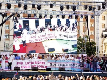Las distintas asociaciones organizadoras del World Pride 2017, tras el manifiesto ofrecido esta tarde en la Plaza de Colón de Madrid Las distintas asociaciones organizadoras del World Pride 2017, tras el manifiesto ofrecido esta tarde en la Plaza de Colón de Madrid
