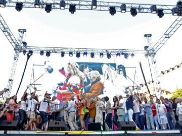 Conga de los miembros de todos los partidos políticos para firmar la unidad a favor de los derechos LGTBI Conga de los miembros de todos los partidos políticos para firmar la unidad a favor de los derechos LGTBI