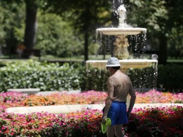 Un hombre combate la ola de calor Un hombre combate la ola de calor