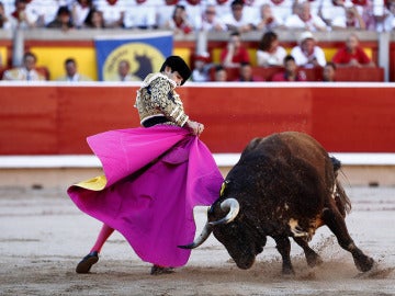 El diestro Alberto López Simón en la faena a su primer toro El diestro Alberto López Simón en la faena a su primer toro